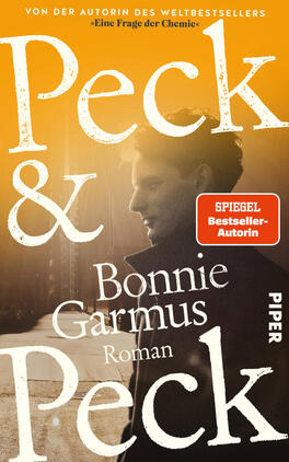 Das Buchcover zeigt einen einfarbigen, kräftig orangefarbenen Hintergrund mit großem, weißen Serif-Schriftzug oben „Bonnie Garmus“ und darunter den Titel „Peck & Peck“. Rechts unten ist eine nach innen gefaltete, gelbe Eckfläche mit Schatten, auf der schwarz gedruckt „Vorläufiges Cover“ steht. Das Design wirkt reduziert, typografisch dominant und durch die Falz räumlich und leicht verspielt.