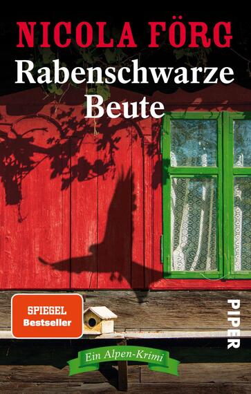Das Buchcover zeigt eine rote Holzfassade mit einem Fenster in leuchtendem Grün. Schatten eines fliegenden Raben sind auf der Wand zu sehen, was eine geheimnisvolle Atmosphäre schafft. Der Titel „Rabenschwarze Beute“ von Nicola Förg ist in weißer Großschrift platziert, während der Untertitel „Ein Alpen-Krimi“ in kleinerer, heller Schrift erscheint. In der unteren linken Ecke befindet sich ein orangefarbener Aufkleber mit der Aufschrift „SPIEGEL Bestseller“.