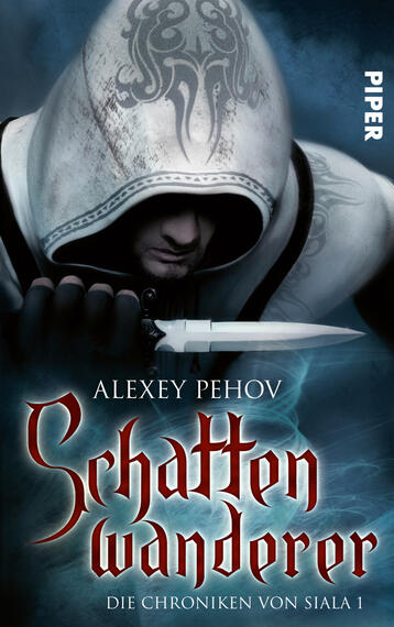 Das Buchcover zeigt einen geheimnisvollen Mann in einem weißen Kapuzenmantel. Sein Gesicht ist zur Hälfte verborgen, während er mit einer Hand ein glitzerndes Messer hält. Der Hintergrund ist in dunklen Blautönen gehalten, die eine mystische Atmosphäre schaffen. Der Titel „Schattenwanderer“ ist in auffälliger roter Schrift im unteren Drittel platziert, darüber steht der Name des Autors „Alexey Pehov“. Die Schriftarten vermitteln einen dynamischen und spannungsgeladenen Eindruck.
