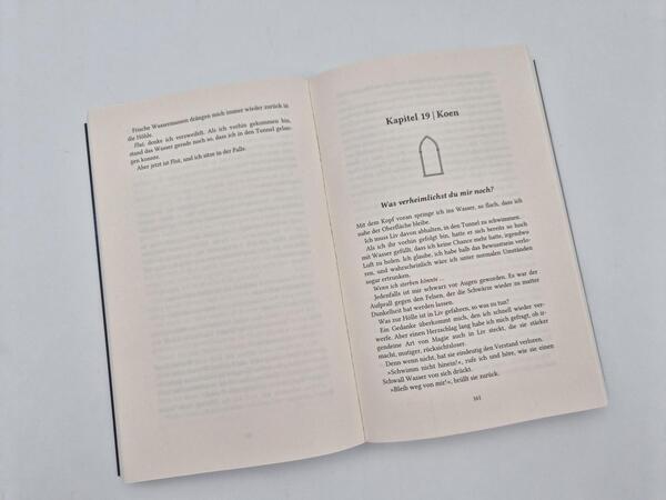 Außenansicht des Buches „A Legacy of Silk and Blood“