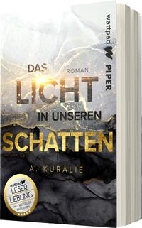 Das Buchcover zeigt eine stilisierte, gold-schwarze Farbpalette, die einen Kontrast zwischen Licht und Schatten symbolisiert. Oben steht in großen, goldenen Buchstaben „DAS LICHT IN UNSEREN SCHATTEN“. Der Autor „A. Kuralie“ ist in kleinerer Schrift am unteren Rand platziert. Die Schriftart vermittelt eine elegante und moderne Atmosphäre. Ein gelbes, rundes Siegel mit dem Text „wattpad LESER LIEBLING“ ist im unteren Bereich des Covers integriert.