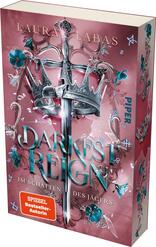 Das Buchcover zeigt einen blassen, rosafarbenen Hintergrund, der von filigranen, blauen und grünen Blumenmotiven durchzogen ist. In der Mitte befindet sich ein schimmerndes Schwert, das von einer prächtigen Krone umgeben ist. Der Titel „DARKEST REIGN“ hebt sich in großen, türkisfarbenen Buchstaben hervor, während der Untertitel „IM SCHATTEN DES JÄGERS“ in kleineren, eleganten Schriftzügen dargestellt ist. Oben ist der Name der Autorin, „Laura Labas“, platziert. Ein rotes Kästchen mit dem Text „SPIEGEL-Bestseller-Autorin“ ergänzt das Cover.