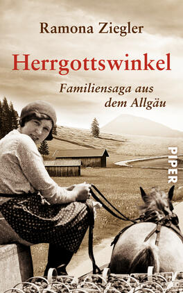 Das Buchcover zeigt eine nostalgische, sepiafarbene Landschaft mit einem Landhaus und sanften Hügeln im Hintergrund. Im Vordergrund steht eine Frau in traditioneller Tracht, die einen Eimer in der Hand hält. Der Titel „Herrgottswinkel“ ist groß und auffällig in kräftigem Rot platziert, darunter steht in kleinerer Schrift „Familienstaga aus dem Allgäu“. Am unteren Rand befindet sich das Verlagslogo in Weiß. Die gesamte Gestaltung vermittelt eine warme, einladende Atmosphäre.