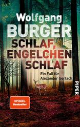 Das Buchcover zeigt eine nebelverhangene Waldlandschaft mit hohen, dunklen Bäumen, die eine geheimnisvolle Atmosphäre erzeugen. Im Vordergrund steht ein Reh, das aufmerksam in die Kamera blickt. Die Haupttitel, „Schlaf, Engelchen, Schlaf“, sind in großen, kontrastierenden Buchstaben in Weiß und Schwarz gesetzt, wobei „Schlaf“ in einer kräftigen, rot gefärbten Schrift hervorhebt. Der Autor Wolfgang Burger wird in oberster Position klar lesbar angezeigt. Unten links ist ein rotes Feld mit dem Text „SPIEGEL Bestseller“ platziert.