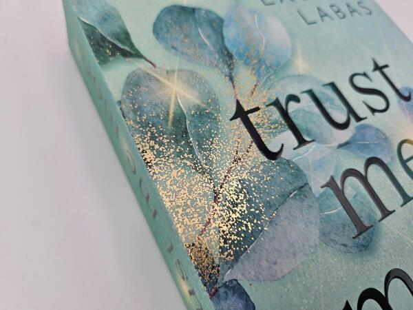 Außenansicht des Buches „Trust Me More“