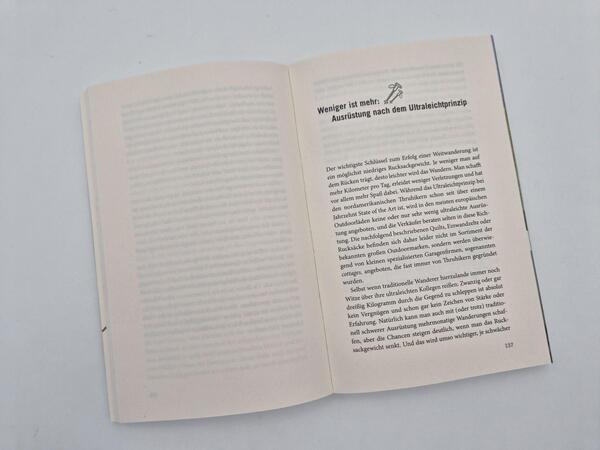 Außenansicht des Buches „Weite Wege Wandern“