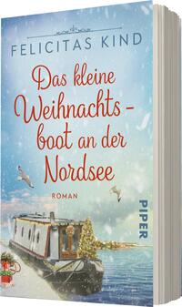 Das Buchcover zeigt ein malerisches Wintermotiv mit einem festlich geschmückten Boot, das an der Nordsee verankert ist. Die Szenerie ist von sanften Schneeflocken und einem hellblauen Himmel umgeben. Die Titelschrift „Das kleine Weihnachtsboot an der Nordsee“ ist in einer verspielten, roten Schriftart gestaltet, während der Autorenname „Felicitas Kind“ in eleganten Großbuchstaben oberhalb des Titels erscheint. Am unteren Rand steht das Wort „Roman“ in kleineren Buchstaben.