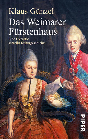 Das Buchcover zeigt eine historische Malerei, die zwei elegant gekleidete Figuren in prächtigen, traditionellen Gewändern darstellt. Die linke Figur, eine Frau mit aufwendigem Haar, trägt ein helles, farbenfrohes Kleid, während die rechte Figur ein auffälliges, farblich abgestimmtes Outfit in Blau und Rot präsentiert. Der Titel „Das Weimarer Fürstenhaus“ ist in großen, weißen Buchstaben am oberen Rand platziert, gefolgt vom Autorennamen Klaus Günzel. Darunter steht in kleinerer Schrift „Eine Dynastie schreibt Kulturgeschichte“. Der Hintergrund ist dunkel, was die Figuren hervorhebt und für eine historische, feierliche Atmosphäre sorgt.