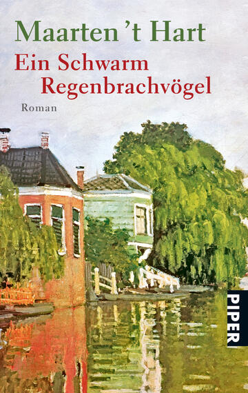 Das Buchcover zeigt eine impressionistische Darstellung eines ruhigen Gewässers mit angrenzenden, bunten Häusern im Hintergrund, die durch üppiges, grünes Laub umgeben sind. Die Farben sind lebhaft, mit dominierenden Grüntönen und sanften Pastellnuancen. Oberhalb des Bildes sind der Name des Autors „Maarten ’t Hart“ in grünem, geschwungenem Schriftzug und der Titel „Ein Schwarm Regenbrachvögel“ in roter, klarer Schrift platziert. Am unteren Rand befindet sich der Verweis „Roman“ in kleinerer Schrift.