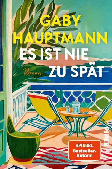 Das Buchcover zeigt eine sonnige Balkonterrasse mit zwei Liegestühlen, einem runden Tisch mit Kanne und Glas, Topfpflanze und Blick aufs Meer; grün-türkis-helle Pastellfarben dominieren, warme Gelb- und Koralltöne im Vordergrund. Oben der Autorname Gaby Hauptmann in großen gelben Großbuchstaben, darunter der Titel „Es ist nie zu spät“ in großen weißen Großbuchstaben; in Orange kursiv das Wort „Roman“. Rechts unten ein oranger Button mit der Aufschrift „SPIEGEL Bestseller-Autorin“.