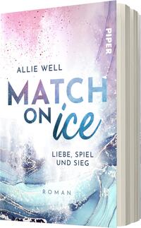 Das Buchcover zeigt eine sanfte Farbpalette in Pastelltönen, mit Übergängen von Rosa und Blau. Der Titel „MATCH ON ICE“ hebt sich durch große, geschwungene Buchstaben in Blau hervor, während die Zusatzinfo „LIEBE, SPIEL UND SIEG“ in einer schlichteren Schrift darunter steht. Der Autorenname „ALLIE WELL“ ist oben in einer klaren, schlichten Schrift platziert. Die Gestaltung vermittelt eine kühle, aber zugleich romantische Atmosphäre, die die Themen des Romans reflektiert.