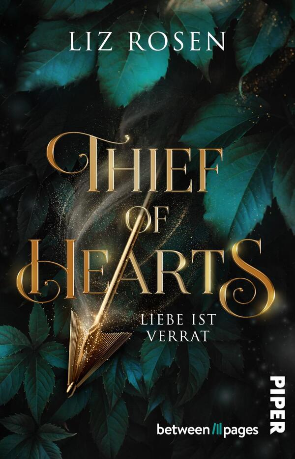 Das Buchcover zeigt einen dunklen Hintergrund, auf dem grüne Blätter in verschiedenen Schattierungen zu sehen sind. Im Vordergrund hebt sich der Titel „Thief of Hearts“ in goldener, eleganter Schrift ab, mit einem goldenen Pfeil, der durch den Text verläuft. Unter dem Titel steht in kleinerer Schrift „Liebe ist Verrat“. Oben links ist der Autorennamen „Liz Rosen“ in ebenfalls goldener Schrift platziert. Das Cover vermittelt eine mysteriöse und romantische Atmosphäre.