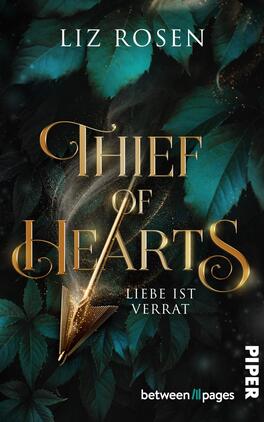 Das Buchcover zeigt einen dunklen Hintergrund, auf dem grüne Blätter in verschiedenen Schattierungen zu sehen sind. Im Vordergrund hebt sich der Titel „Thief of Hearts“ in goldener, eleganter Schrift ab, mit einem goldenen Pfeil, der durch den Text verläuft. Unter dem Titel steht in kleinerer Schrift „Liebe ist Verrat“. Oben links ist der Autorennamen „Liz Rosen“ in ebenfalls goldener Schrift platziert. Das Cover vermittelt eine mysteriöse und romantische Atmosphäre.