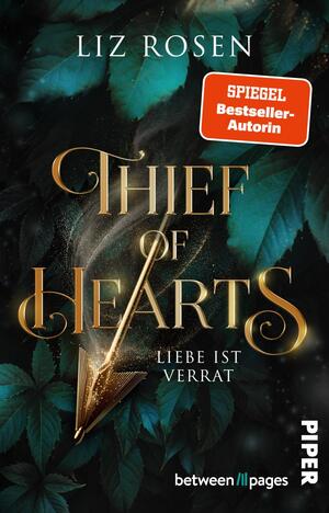Das Buchcover zeigt einen dunklen Hintergrund, auf dem grüne Blätter in verschiedenen Schattierungen zu sehen sind. Im Vordergrund hebt sich der Titel „Thief of Hearts“ in goldener, eleganter Schrift ab, mit einem goldenen Pfeil, der durch den Text verläuft. Unter dem Titel steht in kleinerer Schrift „Liebe ist Verrat“. Oben links ist der Autorennamen „Liz Rosen“ in ebenfalls goldener Schrift platziert. Das Cover vermittelt eine mysteriöse und romantische Atmosphäre.