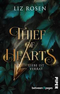 Das Buchcover zeigt einen dunklen Hintergrund, auf dem grüne Blätter in verschiedenen Schattierungen zu sehen sind. Im Vordergrund hebt sich der Titel „Thief of Hearts“ in goldener, eleganter Schrift ab, mit einem goldenen Pfeil, der durch den Text verläuft. Unter dem Titel steht in kleinerer Schrift „Liebe ist Verrat“. Oben links ist der Autorennamen „Liz Rosen“ in ebenfalls goldener Schrift platziert. Das Cover vermittelt eine mysteriöse und romantische Atmosphäre.