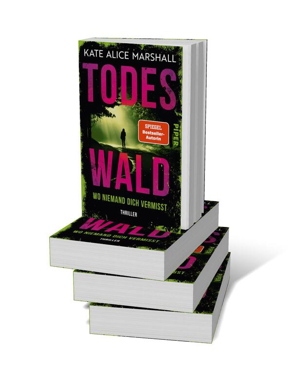 Bücherstapel des Buches „Todeswald  – Wo niemand dich vermisst“