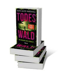 Bücherstapel des Buches „Todeswald  – Wo niemand dich vermisst“