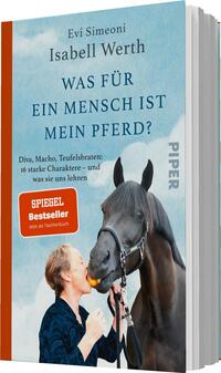 Das Buchcover zeigt eine harmlose Interaktion zwischen einer Frau und einem schwarzen Pferd vor einem hellblauen Hintergrund. Die Frau, mit lockigem, blonden Haar, beugt sich lächelnd zu dem Pferd, das einen neugierigen Ausdruck hat. Der Titel „Was für ein Mensch ist mein Pferd?“ ist in großen, auffälligen, dunkelblauen Buchstaben dargestellt. Darunter steht der Untertitel „Diva, Macho, Teufelsbraten: 16 starke Charaktere – und was sie uns lehren“. Das Cover enthält das Verlagslogo „PIPER“ und einen roten Button mit dem Text „SPIEGEL Bestseller – Jetzt als Taschenbuch“.