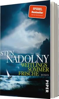 Das Buchcover zeigt einen dramatischen Himmel in unterschiedlichen Blautönen mit dunklen, bewegten Wolken. Im Vordergrund segelt ein kleines Boot auf unruhiger See. Der Titel „WEITLINGS SOMMERFRISCHE“ ist in großen, hellen Buchstaben in Gelb und Weiß gehalten, während der Autor „STEN NADOLNY“ prominent oben platziert ist. Oben rechts befindet sich ein rotes Feld mit dem Text „SPIEGEL Bestseller – Jetzt als Taschenbuch“. Die Gesamtatmosphäre vermittelt eine Mischung aus Abenteuer und Melancholie.