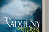 Das Buchcover zeigt einen dramatischen Himmel in unterschiedlichen Blautönen mit dunklen, bewegten Wolken. Im Vordergrund segelt ein kleines Boot auf unruhiger See. Der Titel „WEITLINGS SOMMERFRISCHE“ ist in großen, hellen Buchstaben in Gelb und Weiß gehalten, während der Autor „STEN NADOLNY“ prominent oben platziert ist. Oben rechts befindet sich ein rotes Feld mit dem Text „SPIEGEL Bestseller – Jetzt als Taschenbuch“. Die Gesamtatmosphäre vermittelt eine Mischung aus Abenteuer und Melancholie.