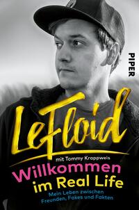 Das Buchcover zeigt ein schwarz-weißes Porträt eines jungen Mannes mit einer Baseballmütze, der nachdenklich in die Ferne blickt. Der Titel „LeFloid“ ist in auffälligem, gelbem Lettering oberhalb des Porträts platziert, während der Untertitel „Willkommen im Real Life“ in pinker Schrift darunter steht. Der Name des Autors, Tommy Krappweis, ist in weißer Schrift unter dem Titel zu finden. Der Hintergrund ist unscharf, wodurch der Fokus auf die Person und die lebhaften Farben des Textes gelenkt wird. Rechts oben ist das Verlagslogo „PIPER“ zu sehen.