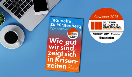 „Wie gut wir sind“ von Jeannette zu Fürstenberg liegen auf einem hellblauen Untergrund. Daneben ein Laptop, Smartphone und eine Tasse Kaffee. Daneben der Gewinner-Button des Deutschen Wirtschaftsbuchpreises.
