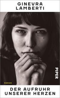 Das Buchcover zeigt das Porträt einer Frau mit dunklem Haar und einem nachdenklichen Ausdruck. Ihr Gesicht ist großflächig in Schwarz-Weiß gehalten, während ihre Hände in einer nachdenklichen Pose vor ihrem Mund liegen. Der Titel „DER AUFRUHR UNSERER HERZEN“ ist in kräftigen, weißen Buchstaben am unteren Rand platziert. Der Name der Autorin, „GINEVRA LAMBERTI“, befindet sich oben und ist in starkem Schwarz hervorgehoben. Das Cover vermittelt eine Atmosphäre von Introspektivität und emotionaler Tiefe.