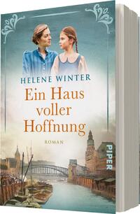Das Buchcover zeigt zwei Frauen in einem verträumten, historischen Setting. Die linke Person trägt ein blaues Oberteil und hat ihre Haare zu einem lockeren Dutt gebunden, während die rechte Person ein helles Top und offene Haare trägt. Der Hintergrund ist in sanften Blau- und Hellgrüntönen gehalten, mit einer Stadtsilhouette und einem Fluss im Vordergrund. Der Titel „Ein Haus voller Hoffnung“ in orangefarbenen Buchstaben sowie der Autorenname „Helene Winter“ darüber bilden den zentralen Text. Der Verlagshinweis „PIPER“ befindet sich am unteren rechten Rand.