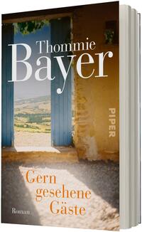 Das Buchcover zeigt einen hellen, sonnendurchfluteten Türdurchgang mit offenen blauen Holztüren, der auf eine sanfte, hügelige Landschaft blickt. Oben links großer weißer Autorenname „Thommie Bayer“, unten links orangene Serifen-Titelschrift „Gern gesehene Gäste“; unten links zudem klein „Roman“. Rechts mittig steht vertikal der Verlagsname „PIPER“, Verlagslogo nicht beschrieben. Die Stimmung ist warm, einladend und ruhig.