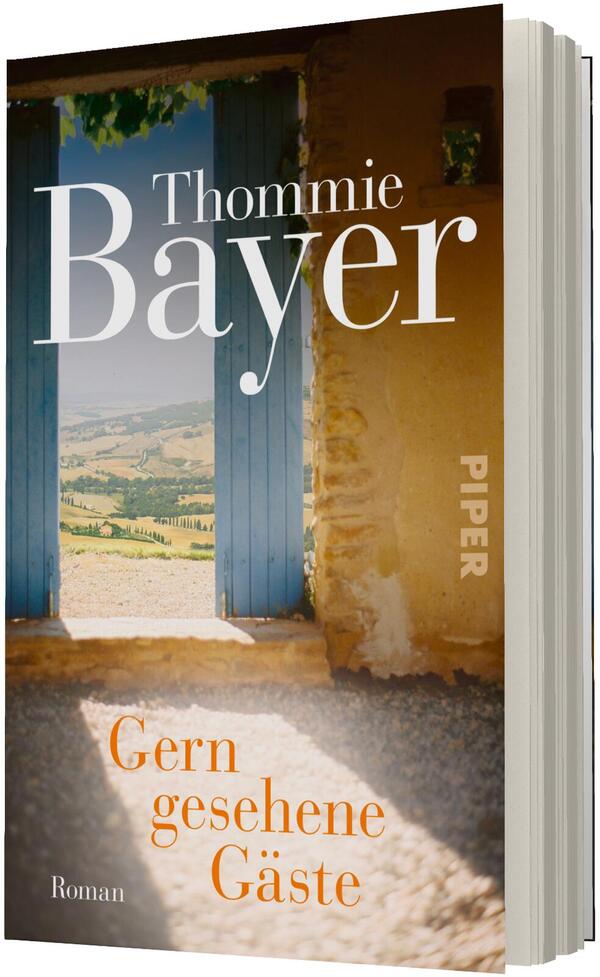 Das Buchcover zeigt einen hellen, sonnendurchfluteten Türdurchgang mit offenen blauen Holztüren, der auf eine sanfte, hügelige Landschaft blickt. Oben links großer weißer Autorenname „Thommie Bayer“, unten links orangene Serifen-Titelschrift „Gern gesehene Gäste“; unten links zudem klein „Roman“. Rechts mittig steht vertikal der Verlagsname „PIPER“, Verlagslogo nicht beschrieben. Die Stimmung ist warm, einladend und ruhig.