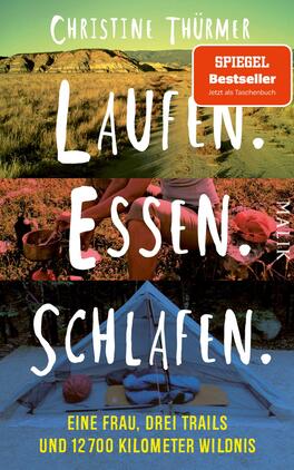 Das Buchcover zeigt eine Landschaft mit sanften Hügeln im Hintergrund und warmen Farben, die an eine Abendstimmung erinnern. Im oberen Bereich steht in fetter, weißer Schrift „LAUFEN.“, gefolgt von „ESSEN.“ in einer ähnlichen Typografie im mittleren Abschnitt und „SCHLAFEN.“ im unteren Teil, alle geprägt durch eine verspielte Schriftart. Der Titel ist von einem Bild einer Frau und einer Zeltlandschaft umrahmt, was die Abenteuerlust und das Thema Natur widerspiegelt. Oben rechts befindet sich ein roter Button mit dem Text „SPIEGEL Bestseller“.