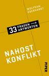 Das Buchcover zeigt einen gelben Hintergrund mit einer schlichten, modernen Typografie. Oben steht der Name des Autors „Wolfram Eberhardt“ in grauer Schrift. Darunter befindet sich der Titel „33 Fragen – Antworten“ auf einem schwarzen, rechteckigen Banner mit Pfeil. Der Begriff „NAHOST KONFLIKT“ ist prominent in weißer Schrift platziert, wodurch er hervortritt. Am unteren Rand ist das Verlagslabel „PIPER“ in kleinerer Schrift abgebildet. Die Gestaltung vermittelt Klarheit und informativen Charakter.