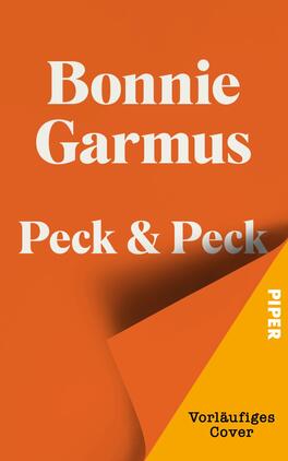 Das Buchcover zeigt einen einfarbigen, kräftig orangefarbenen Hintergrund mit großem, weißen Serif-Schriftzug oben „Bonnie Garmus“ und darunter den Titel „Peck & Peck“. Rechts unten ist eine nach innen gefaltete, gelbe Eckfläche mit Schatten, auf der schwarz gedruckt „Vorläufiges Cover“ steht. Das Design wirkt reduziert, typografisch dominant und durch die Falz räumlich und leicht verspielt.