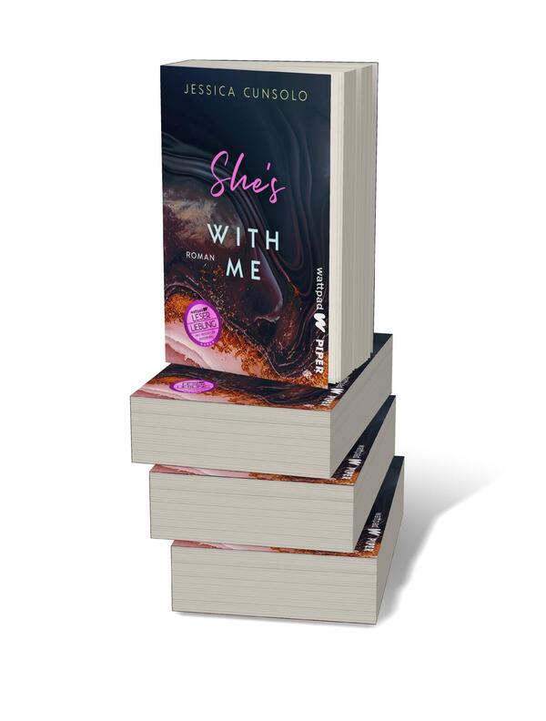 Bücherstapel des Buches „She´s with me“