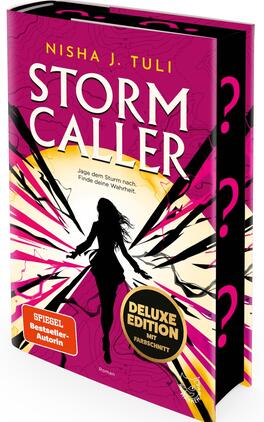 Storm Caller (Deluxe-Ausgabe) Das Buchcover zeigt vor einem magenta- und schwarz durchzogenen Hintergrund die silhouttenhafte, schwarze Figur einer jungen Frau im Gegenlicht, umgeben von radialen, zackigen Linien in Gelb, Weiß und Schwarz. Oben steht der Autorname „Nisha J. Tuli“, groß in Gelb, darunter der Titel „STORM CALLER“ in weißen Großbuchstaben. Auf der Vorderseite ein goldener Kreis mit „DELUXE EDITION MIT FARBSCHNITT“ und ein orange-roter Aufkleber „SPIEGEL Bestseller-Autorin“. Stimmung: energiegeladen und geheimnisvoll.