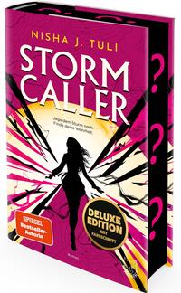 Das Buchcover zeigt vor einem magenta- und schwarz durchzogenen Hintergrund die silhouttenhafte, schwarze Figur einer jungen Frau im Gegenlicht, umgeben von radialen, zackigen Linien in Gelb, Weiß und Schwarz. Oben steht der Autorname „Nisha J. Tuli“, groß in Gelb, darunter der Titel „STORM CALLER“ in weißen Großbuchstaben. Auf der Vorderseite ein goldener Kreis mit „DELUXE EDITION MIT FARBSCHNITT“ und ein orange-roter Aufkleber „SPIEGEL Bestseller-Autorin“. Stimmung: energiegeladen und geheimnisvoll.