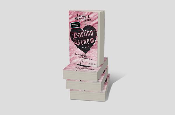 Bücherstapel des Buches „Darling Venom – Ihre Liebe ist sein Lieblingsgift“
