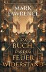 Das Buchcover zeigt eine monumentale, symmetrische Bibliotheksarchitektur mit vielen gewundenen Treppen, Galerien und warmen Gold‑ und Brauntönen, beleuchtet durch runde Lampen. Oben prangt der Autorenname in großer weißer Serifschrift, darunter der goldene Seriftitel „Das Buch, das dem Feuer widerstand“. Oben ist ein kurzes Zitat „Ein großartiger Schriftsteller.“ ohne namentliche Nennung. Atmosphäre: ehrfurchtsvoll, geheimnisvoll, episch.