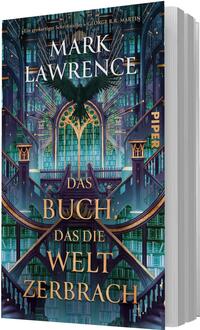 Das Buchcover zeigt eine hoch aufragende, kathedralenähnliche Bibliothek in tiefen Blau-, Grün- und Violetttönen mit goldenen Akzenten, geschwungenen Treppen und hohen Fensterarkaden. Zentral ein schwarzer Rabe vor einem gelbgrün leuchtenden Bogenfenster. Der Titel „Das Buch, das die Welt zerbrach“ steht groß in goldener Serifenschrift; oben der Autorenname „Mark Lawrence“ und die Lobeszeile „Ein großartiger Schriftsteller: GEORGE R.R. MARTIN“.
