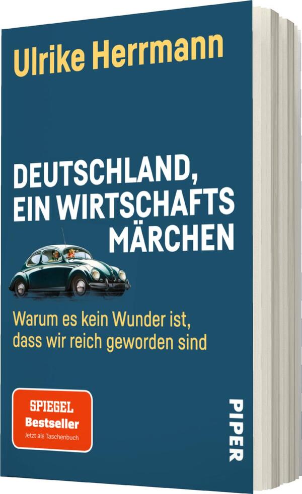 Das Buchcover zeigt ein nostalgisches, tealfarbenes Design mit einer Abbildung eines alten Autos links. Der Titel „Deutschland, ein Wirtschaftsmärchen“ ist in großen, weißen Buchstaben platziert, während der Untertitel „Warum es kein Wunder ist, dass wir reich geworden sind“ in einer kleineren, hellgrauen Schrift erscheint. Der Autorenname „Ulrike Herrmann“ steht oben in gelber Schrift. Ein blauer Button mit dem Text „SPIEGEL Bestseller“ ist unten links zu sehen. Das Cover vermittelt eine ansprechende, informative Atmosphäre.