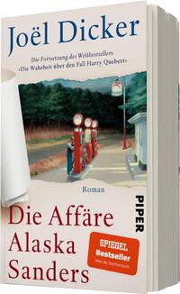 Das Buchcover zeigt eine ländliche Szenerie mit einer Tankstelle, umgeben von Bäumen und Himmel in verschiedenen Blau- und Grüntönen. Im Vordergrund sind mehrere rote Pumps zu sehen, die die Aufmerksamkeit auf sich ziehen. Der Titel „Die Affäre Alaska Sanders“ ist in großer, kursiver Schrift in dunkler Farbe platziert, während der Autor „Joël Dicker“ in einer etwas kleineren Schrift darüber steht. Unten links befindet sich ein oranger Aufkleber mit dem Hinweis „SPIEGEL Bestseller“.