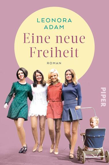 Das Buchcover zeigt vier Frauen in modischer Kleidung aus den 60er Jahren, die fröhlich und selbstbewusst posieren. Die Farbpalette umfasst ein zartes Lila im Hintergrund, während die Frauen in lebendigen, pastellfarbenen Outfits dargestellt sind. Über den Bildern schwebt in einer eleganten, großen Schrift der Titel „Eine neue Freiheit“, gefolgt von der Angabe „Roman“ in kleinerer Schrift. Der Autorinnenname „Leonora Adam“ ist prominent platziert. Rechts unten ist ein Kind im Kinderwagen zu sehen.