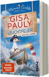 Das Buchcover zeigt eine weiß-blaue Meeresillustration mit stürmischen Wellen, einem kleinen hölzernen Ruderboot und einer Möwe in Piratenhut am Steuerrad; im Hintergrund ein rot-weiß gestreifter Leuchtturm vor blauem Himmel. Oben auf blauem Band steht in weißer Schreibschrift „Mamma Carlotta ermittelt“. Groß in roter Blockschrift der Autorenname „GISA PAULY“, darunter in blauer Großschrift der Titel „LEUCHTFEUER“ und ein weißes Label „Ein Sylt-Krimi“. Unten links ein oranger Randsticker „SPIEGEL Bestseller-Autorin“.