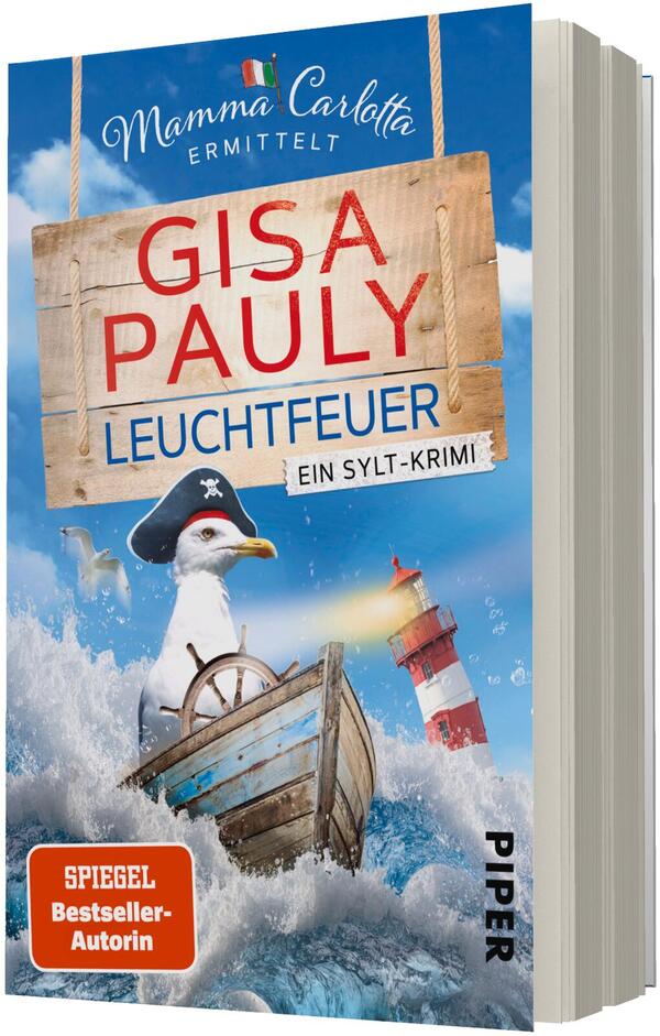 Das Buchcover zeigt eine weiß-blaue Meeresillustration mit stürmischen Wellen, einem kleinen hölzernen Ruderboot und einer Möwe in Piratenhut am Steuerrad; im Hintergrund ein rot-weiß gestreifter Leuchtturm vor blauem Himmel. Oben auf blauem Band steht in weißer Schreibschrift „Mamma Carlotta ermittelt“. Groß in roter Blockschrift der Autorenname „GISA PAULY“, darunter in blauer Großschrift der Titel „LEUCHTFEUER“ und ein weißes Label „Ein Sylt-Krimi“. Unten links ein oranger Randsticker „SPIEGEL Bestseller-Autorin“.