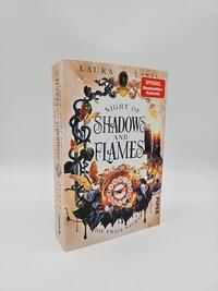 Außenansicht des Buches „Night of Shadows and Flames – Die Ewige Nacht“