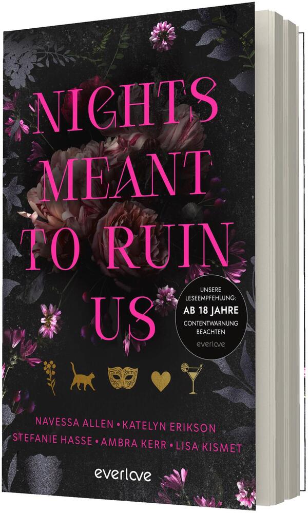 Das Buchcover zeigt auf dunklem, floralem Hintergrund große, pinke Schrift „NIGHTS MEANT TO RUIN US“ in fünf Zeilen; darunter eine schwarze Kreisplakette mit weißer Aufschrift „UNSERE LESEREMPFHELUNG: AB 18 JAHRE CONTENTWARNUNG BEACHTEN“; am unteren Bildrand goldene Symbole (Katze, Maske, Herz, Cocktailglas) und in kleiner pinker Schrift die Autorennamen „NAVESSA ALLEN · KATELYN ERIKSON · STEFANIE HASSE · AMBRA KERR · LISA KISMET“. Atmosphäre: geheimnisvoll, düster-romantisch.