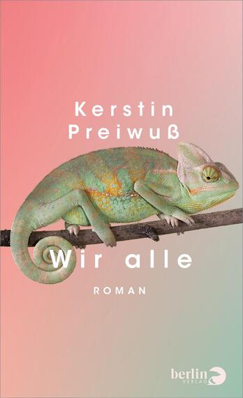 Das Buchcover zeigt ein detailreiches Chamäleon, das auf einem dünnen Ast liegt, vor einem weichen Farbverlauf von Rosé zu Mintgrün. Oben steht der Name „Kerstin Preiwuß“, mittig der Titel „Wir alle“ in weißer, schlichter, serifenloser Schrift; darunter klein das Wort „ROMAN“. Komposition wirkt ruhig, minimalistisch und leicht surreal durch Farben und das ruhende Tier.