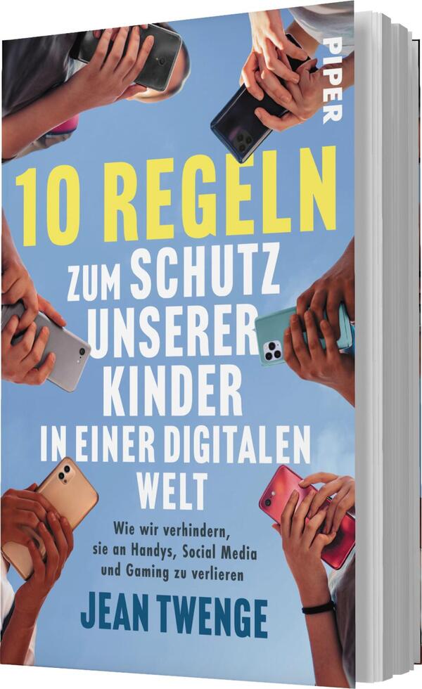 Das Buchcover zeigt eine helle, blaue Hintergrundfarbe, vor der mehrere Hände mit Smartphones in verschiedenen Farben und Positionen abgebildet sind. Der Titel „10 REGELN ZUM SCHUTZ UNSERER KINDER IN EINER DIGITALEN WELT“ ist in großen, gelben Buchstaben prominent platziert. Darunter folgt der Untertitel „Wie wir verhindern, sie an Handys, Social Media und Gaming zu verlieren“ in kleinerer, weißer Schrift. Der Name des Autors, Jean Twenge, steht am unteren Rand in schwarzer Schrift.