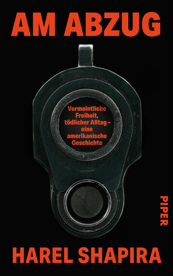 Das Buchcover zeigt auf schwarzem Grund die frontale Mündung eines Revolvers, in dessen längstem Lauf mittig kleiner orangefarbener Text steht: „Vermeintliche Freiheit, tödlicher Alltag – eine amerikanische Geschichte“. Oben große, orange Schrift „AM ABZUG“, unten der Autorname „HAREL SHAPIRA“ in gleicher Farbe. Rechts vertikal der Verlagsname „PIPER“. Atmosphärisch dominant, beklemmend und konfrontativ.