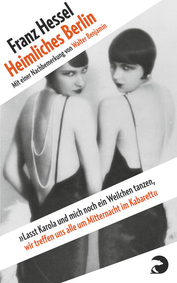 Das Buchcover zeigt zwei Frauen, die sich im Profil zueinander gewandt zeigen. Sie tragen schlichte, elegante Kleider und haben einen nostalgischen, künstlerischen Ausdruck. Der Hintergrund ist in Schwarz-Weiß gehalten, was die Stimmung von Vergangenem und geheimen Begegnungen vermittelt. Der Titel „Heimliches Berlin“ von Franz Hessel steht in kräftigem Rot und zieht sofort die Aufmerksamkeit auf sich. Darunter befindet sich der Zusatz „Mit einer Nachbemerkung von Walter Benjamin“ in kleineren, weißen Buchstaben. Die Atmosphäre des Covers ist geheimnisvoll und ansprechend.